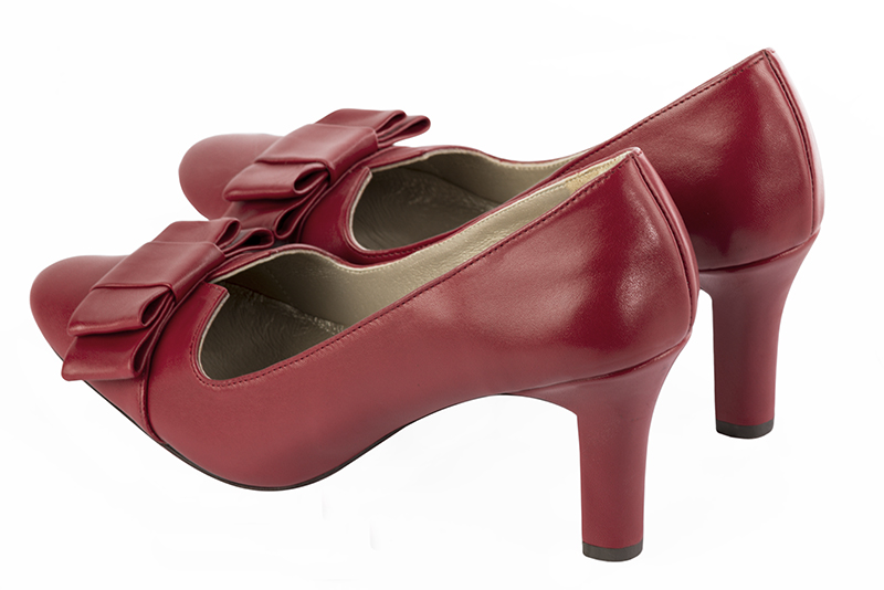 Cardinal red women's dress pumps, with a knot on the front. Round toe. High kitten heels. Rear view - Florence KOOIJMAN